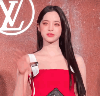 刘亦菲、热巴、杨超越LV大秀红毯比美,我只关心她们都背啥包?