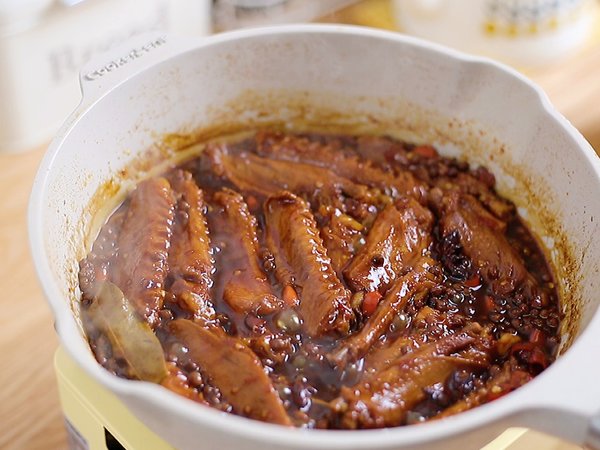 这样卤好的鸭翅好吃极了，味道媲美周黑鸭