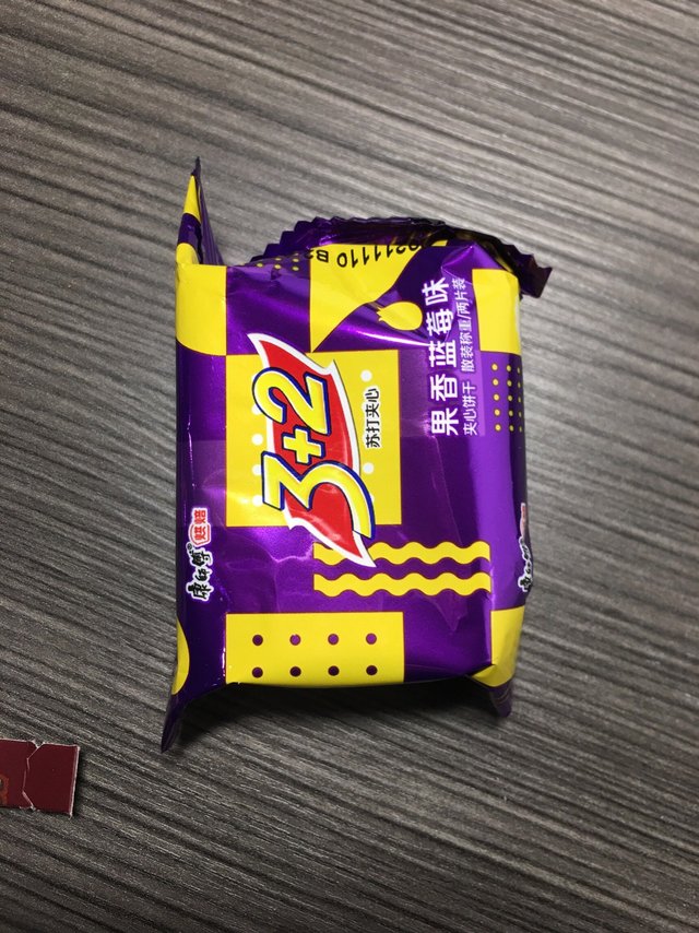 脆脆的苏打夹心饼干够解压