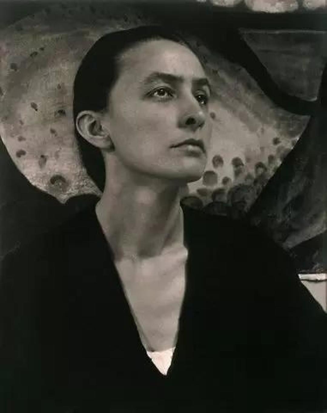 在荒凉的土地寻求灵魂的居所,她独居“鬼庄”40年,却画了一朵2.86亿的曼陀罗!