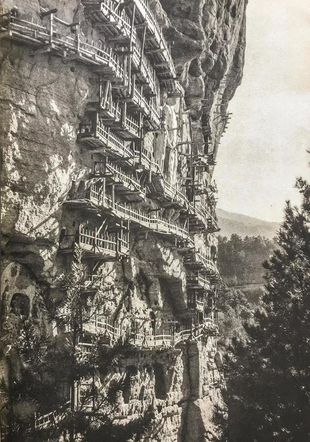 麦积山石窟，迷倒众生的“东方微笑”，冠绝于世的千年泥塑（多图，建议收藏）| 艺术新生活