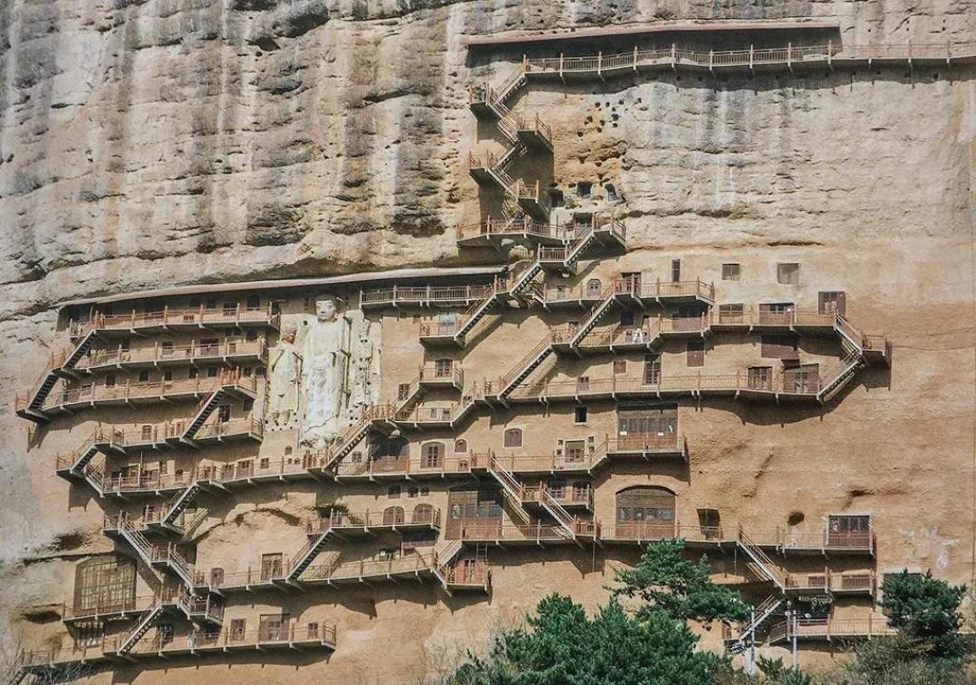 麦积山石窟，迷倒众生的“东方微笑”，冠绝于世的千年泥塑（多图，建议收藏）| 艺术新生活