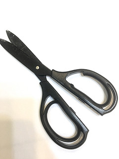 手工剪纸非常好用的一款剪刀，国誉牌的。