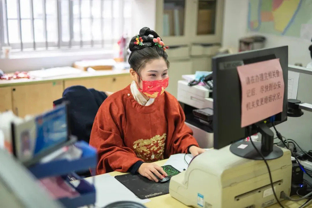 是真的！全国首个汉服中式结婚登记，穿汉服签婚书，工作人员：反响很好 
