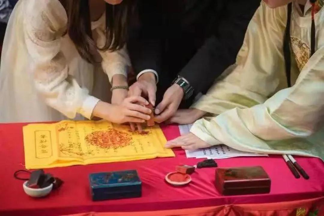 是真的!全国首个汉服中式结婚登记,穿汉服签婚书,工作人员:反响很好
