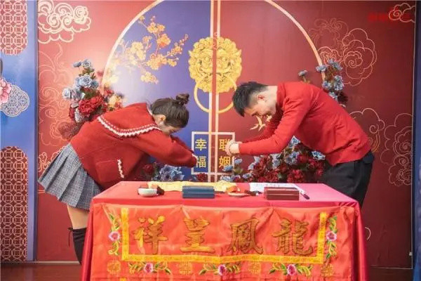 是真的！全国首个汉服中式结婚登记，穿汉服签婚书，工作人员：反响很好 