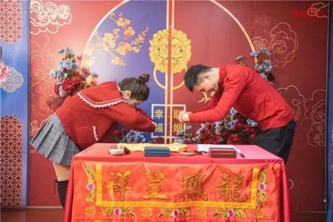 是真的!全国首个汉服中式结婚登记,穿汉服签婚书,工作人员:反响很好