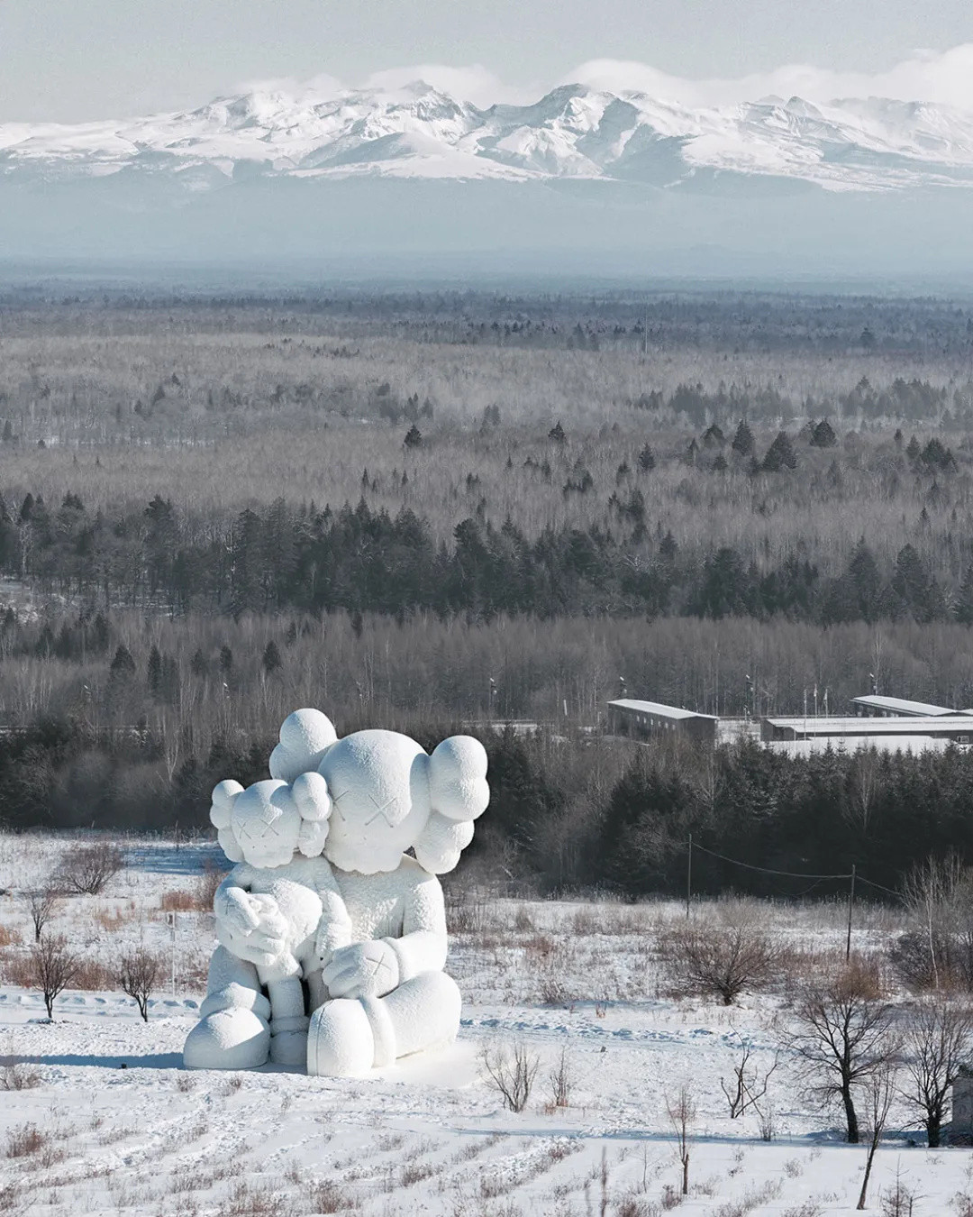 KAWS巨型雪雕登上长白山，限量周边瞬间秒光 |  同城展拍