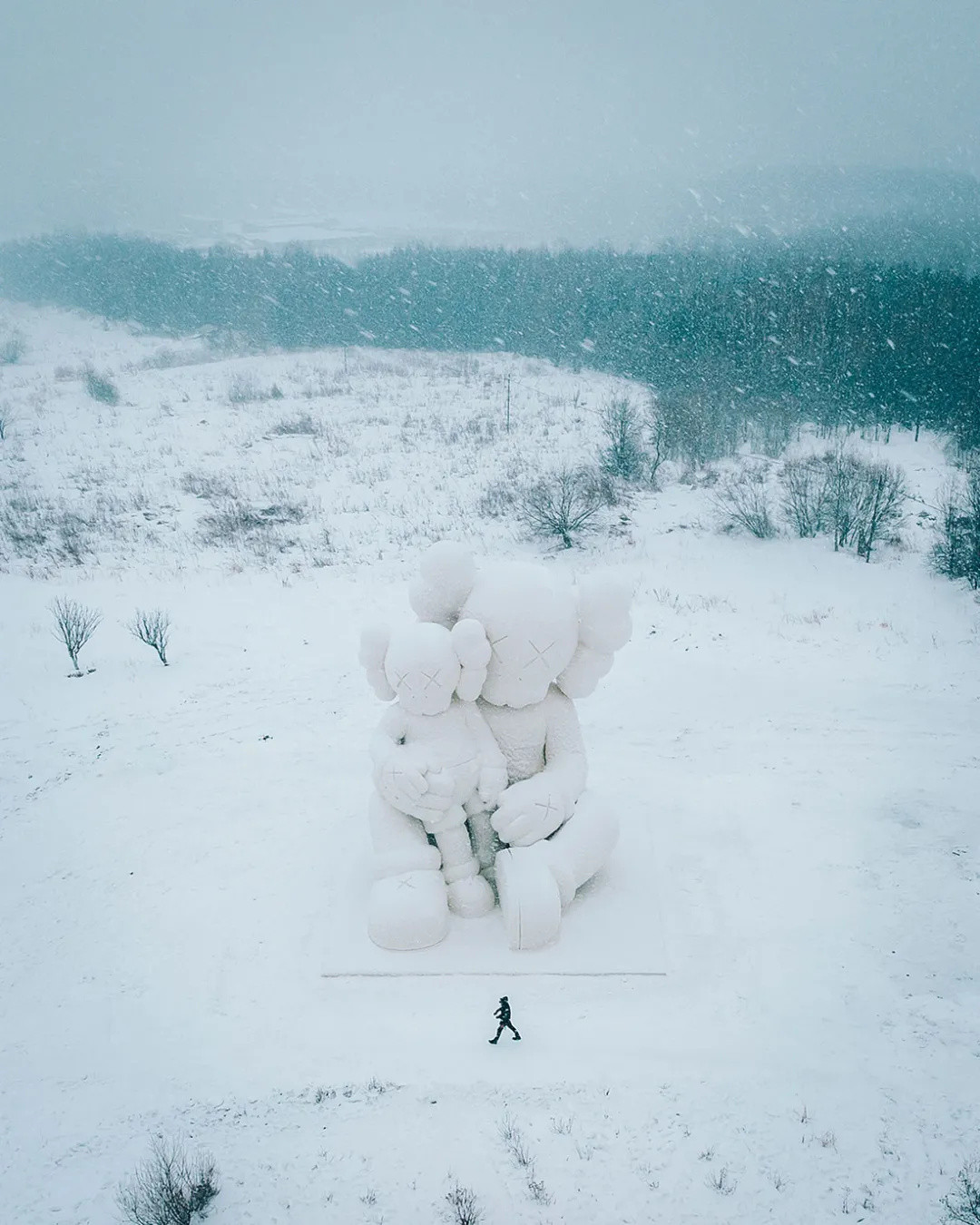 KAWS巨型雪雕登上长白山，限量周边瞬间秒光 |  同城展拍