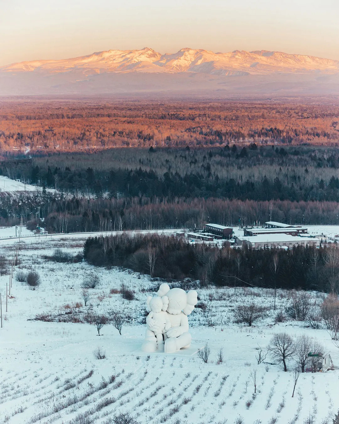 KAWS巨型雪雕登上长白山，限量周边瞬间秒光 |  同城展拍