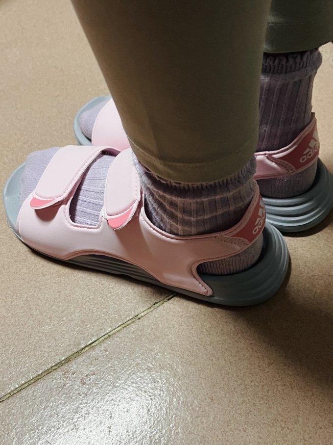 阿迪达斯童鞋