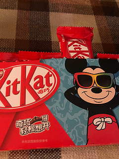 一块钱的kitkat迪斯尼联名版威化黑巧