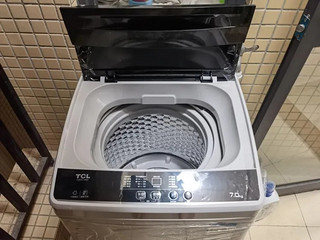 洗衣机很轻便,占地面积很小,功能很丰富