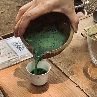 夏日饮品，来杯手打淡抹茶