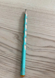 铅笔质量很好,笔杆自带洞洞矫正器