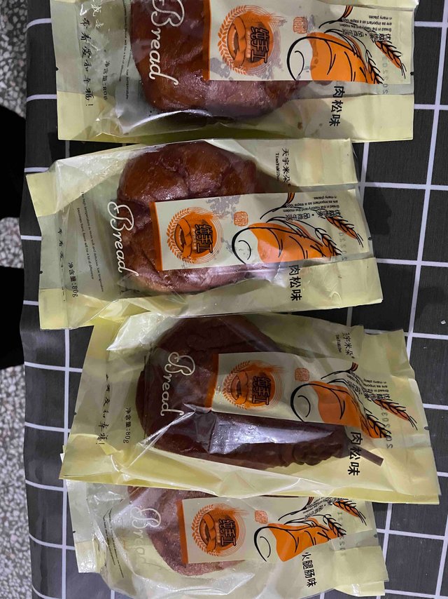 小时候的鸡腿面包，但是味道已不是那个味了