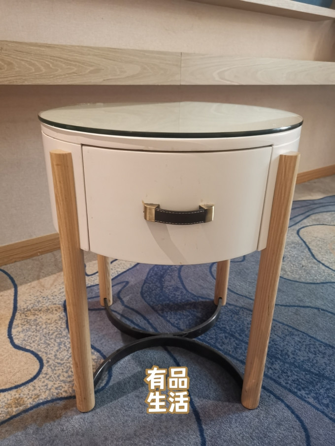 床头柜