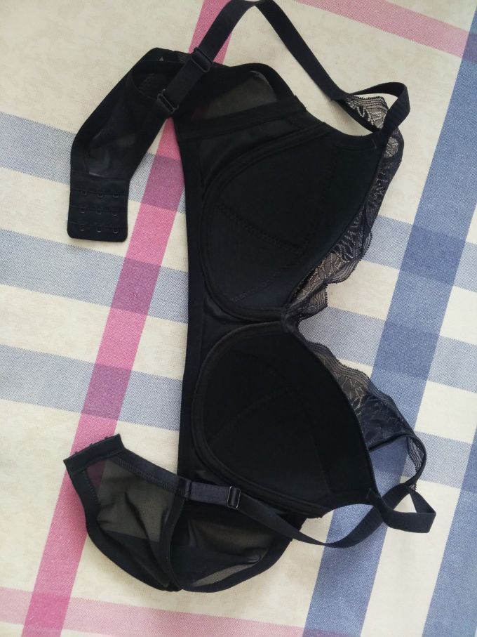 侧面是网眼透气设计,胖人的福音,整体样子也好看,黑色中有金线搭