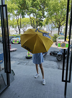 赶紧在车里放一把全自动晴雨伞，太好用了