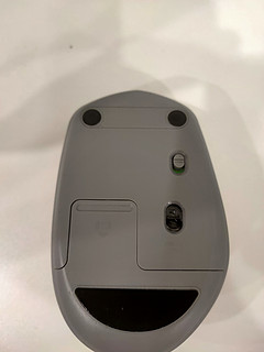 一款能支持蓝牙和连接器的鼠标