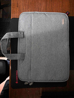 紧凑、秀气，男女通用的一个电脑手提包