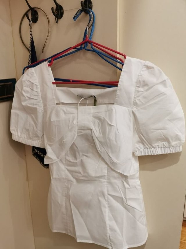 这款衬衣太有设计感了，前面的蝴蝶结非常漂