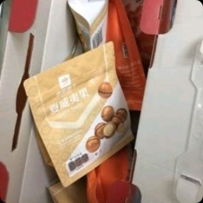 良品铺子坚果炒货