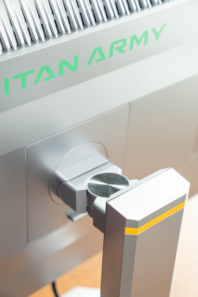 泰坦军团显示器