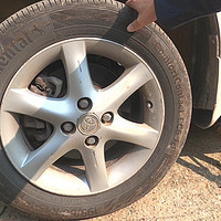 夏季汽车轮胎容易爆，到底是因为胎压不足，还是胎压过高？