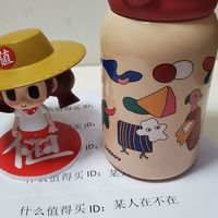 便携实用的儿童保温杯。