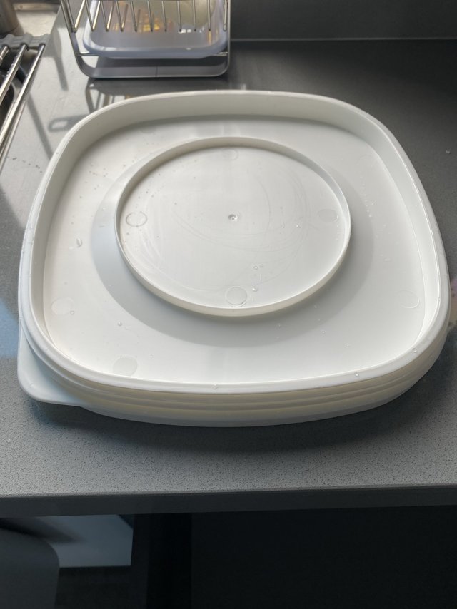 米桶外观简洁大方，厚实无异味，买的小号，