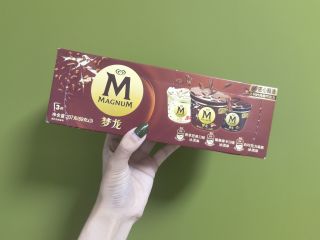 拥有超厚巧克力的冰淇淋