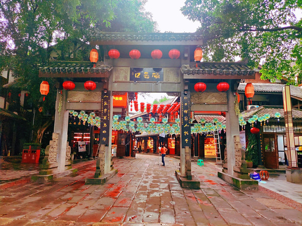 端午旅游景点磁器口，然后去洪崖洞看夜景~