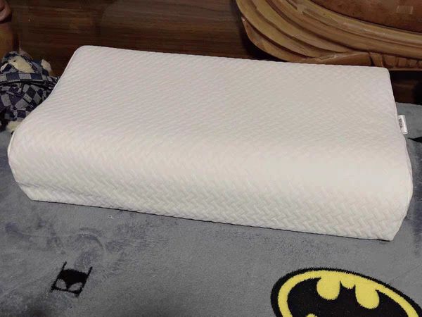 这个枕头有点淡淡乳香味,弹性很好