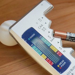 618买到的有用小物件：电池电量检测仪