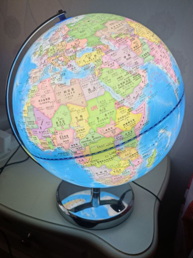 ar功能 底座实心 晨光真不错  地球仪标识清楚 还送了2张地图 放大镜
