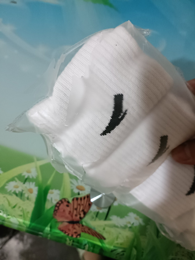 收到货包装像炸毛了一样的，不过袜子没坏还
