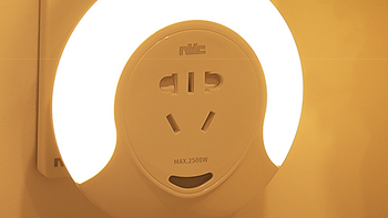 小米有品上新带插座的小夜灯，自带五孔插座，还有智能感应调光+定时开关
