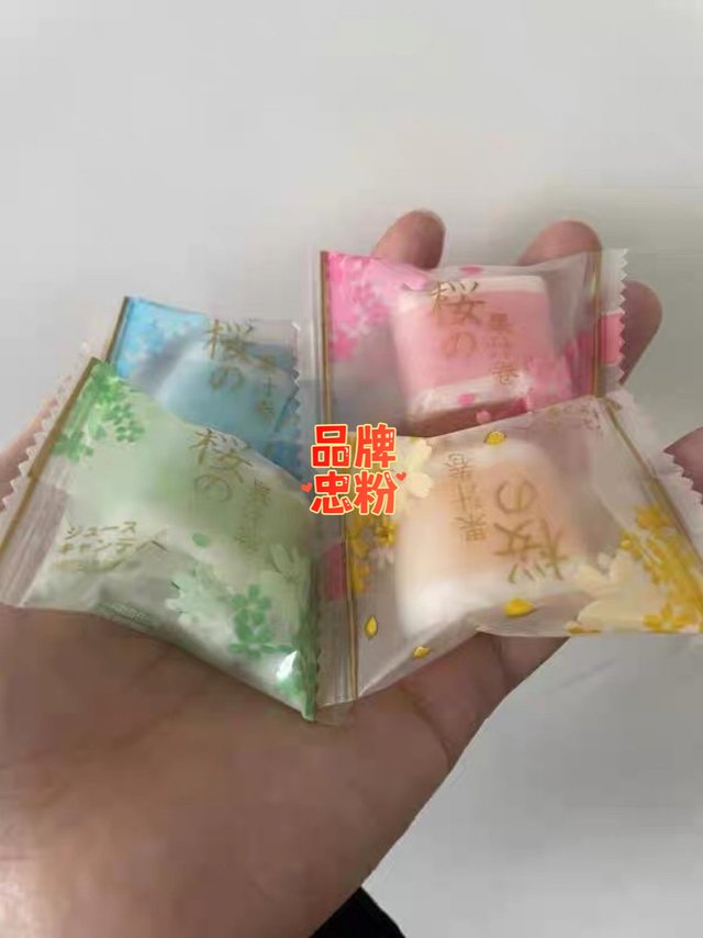 彩虹🌈糖一吃心情的颜色如图彩虹🌈一样