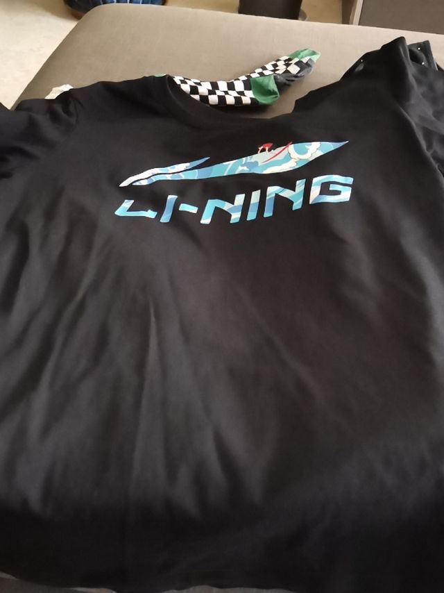 衣服上身大小尺寸合适，很帅气，面料也很好