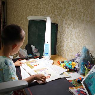有道智能学习灯：专业护眼、提升学习成绩兼备