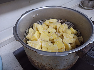 简单几个步骤，做出好吃的粉蒸土豆粉蒸肉。