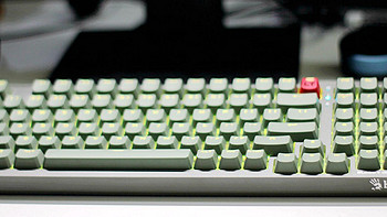 Neo的务实外设指南 篇六十九：我的键盘能“换挡”！ 随时按需切换手感的双飞燕血手幽灵3玩家3变速光轴机械键盘T98