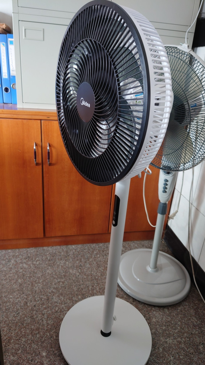 买的时候 还有个遥控就很方便天猫超市midea 美的 sad35ea/g 落地扇