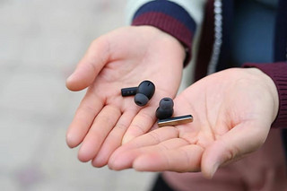汪峰家定制款的耳机，颜值和音质都不错