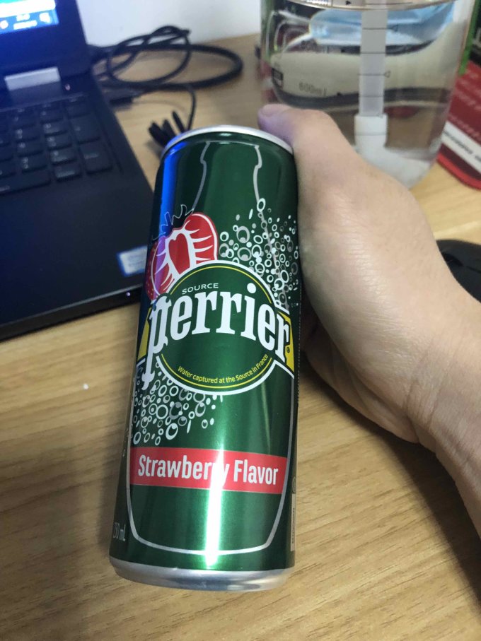 巴黎水起泡饮用水