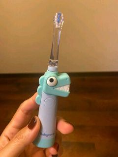给儿子买的baby电动牙刷