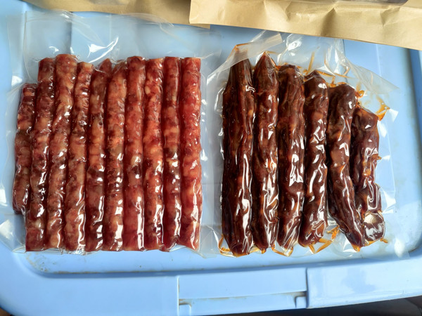 甜口腊肠肉质紧实，肥瘦均匀，看着油性大吃