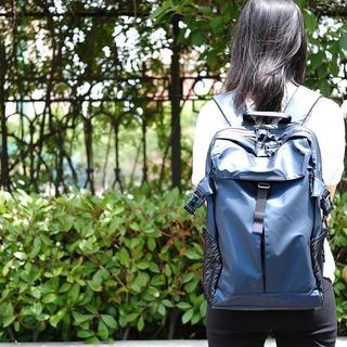 光影行星宙斯双肩包：时尚、能装，出行好伴侣