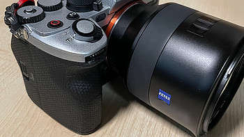 晓之语物 篇八十五：索尼微单镜头除了橙标 G 大师外，这个蓝标也不容忽视：Batis 85mm f1.8